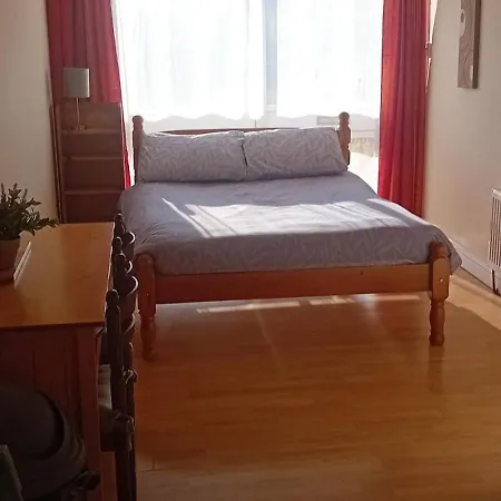 Lovely Double Bed Private In Town *