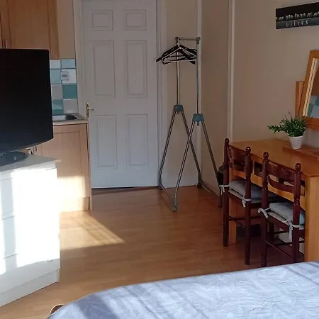 Lovely Double Bed Private In Town