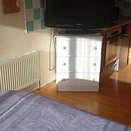 Апартаменты Lovely Double Bed Private In Town