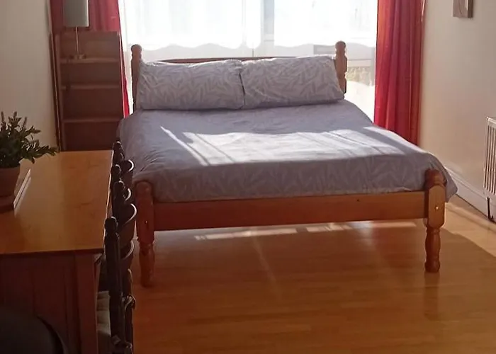 Lovely Double Bed Private In Town *