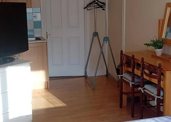 Lovely Double Bed Private In Town